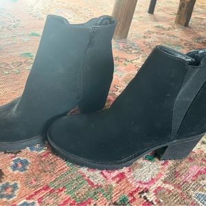Velvet Block-heeled Boot - size 7